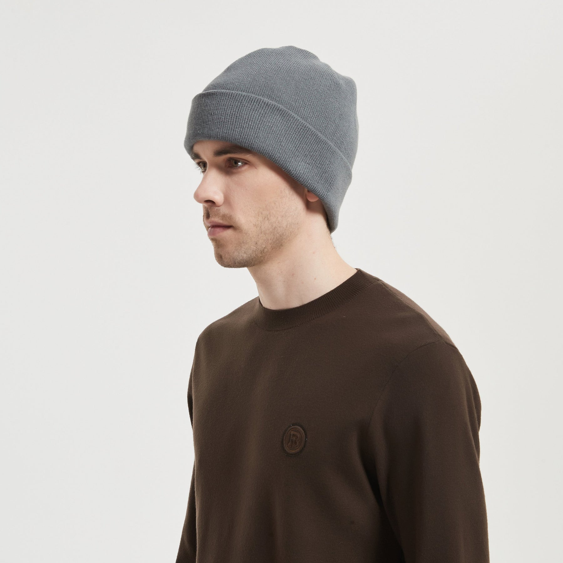 Men with a grey clor radiation proof winter beanie, side view